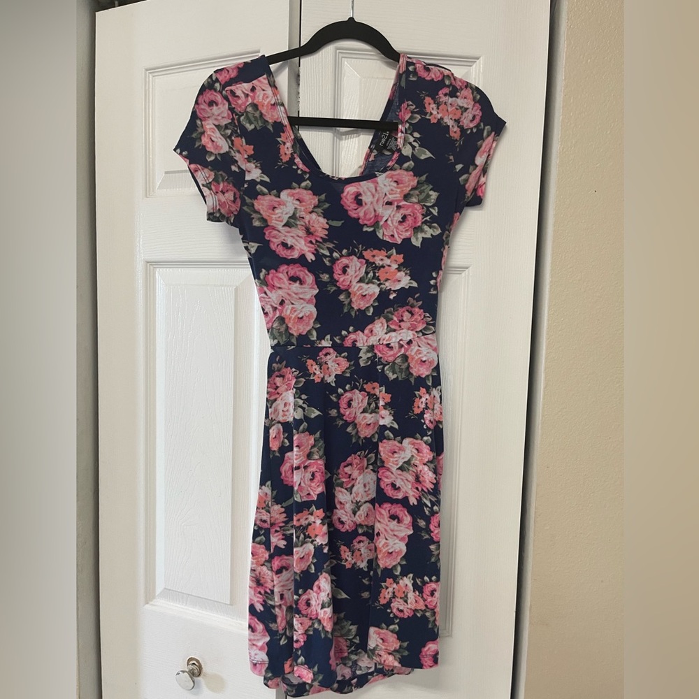 Flower dress size small Kris Kross, back